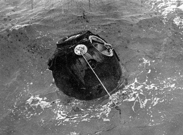 Zond 5 splashes down 105 km (65.2 mi) from one of the recovery ships